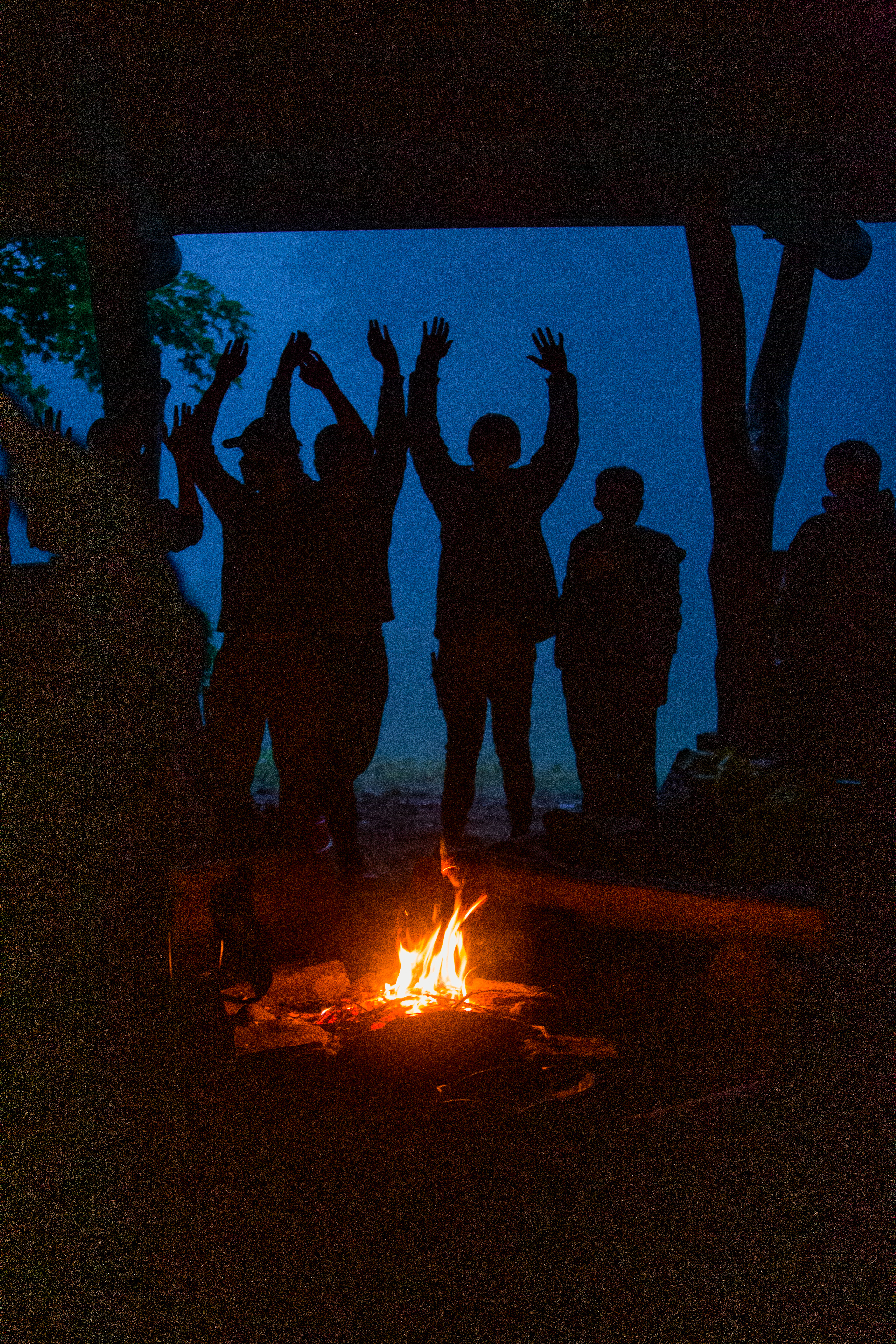 VT-FW-FC-rainy day-fire-silhouettes21-C06890